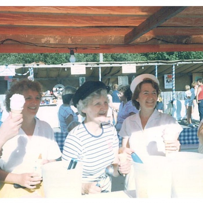 Fairgoers with ice cream cones